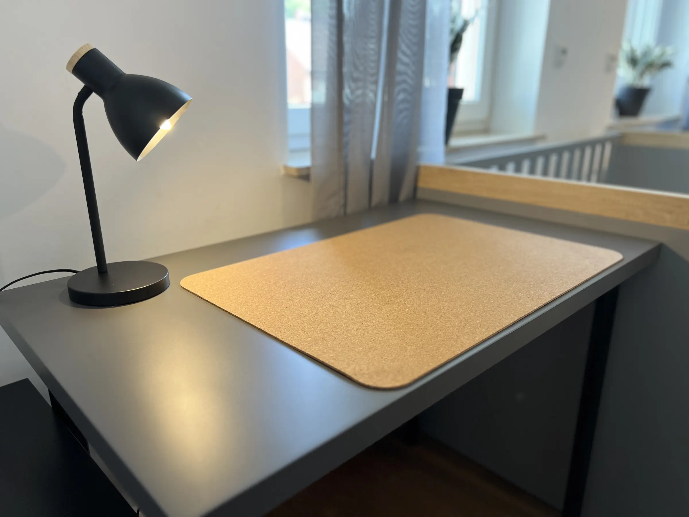 Arbeitsplatz im Schlafzimmer mit Doppelbett