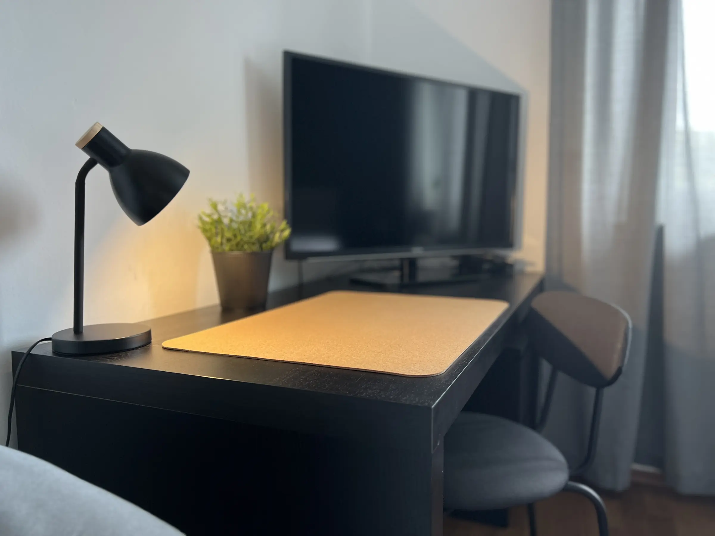 Arbeitsplatz im Schlafzimmer mit Einzelbetten